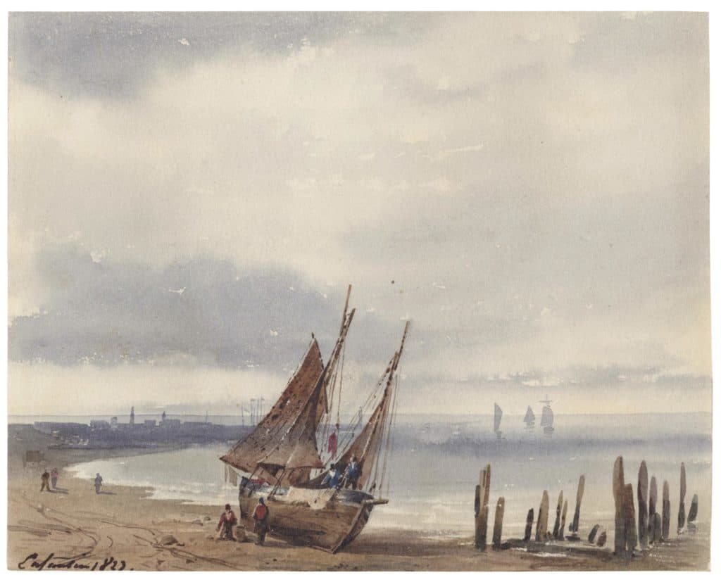 Enfantin – Vue du littoral normand, un bateau sur la plage, une ville à l’horizon