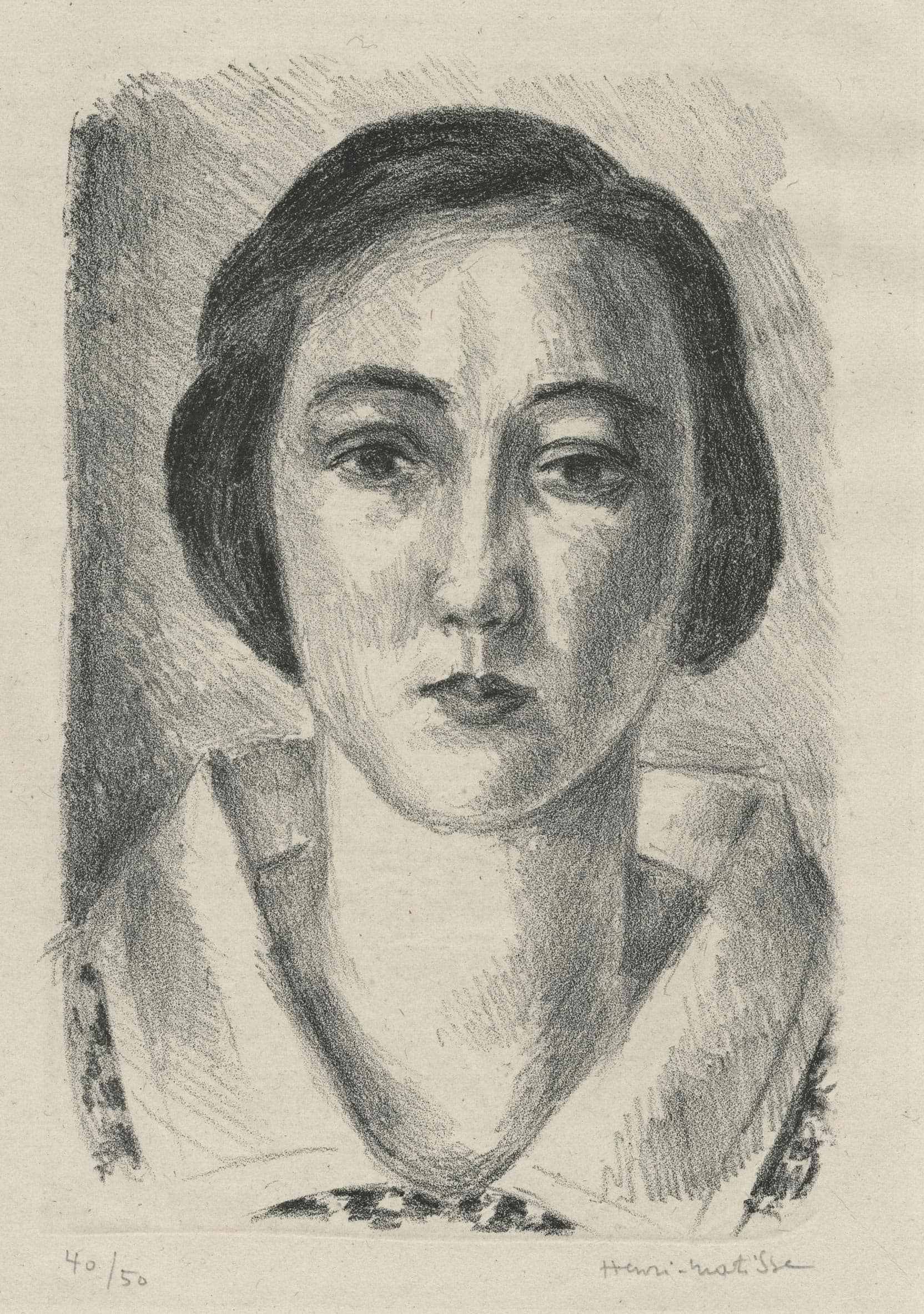 Jeune fille en robe fleurie au col d’organdi