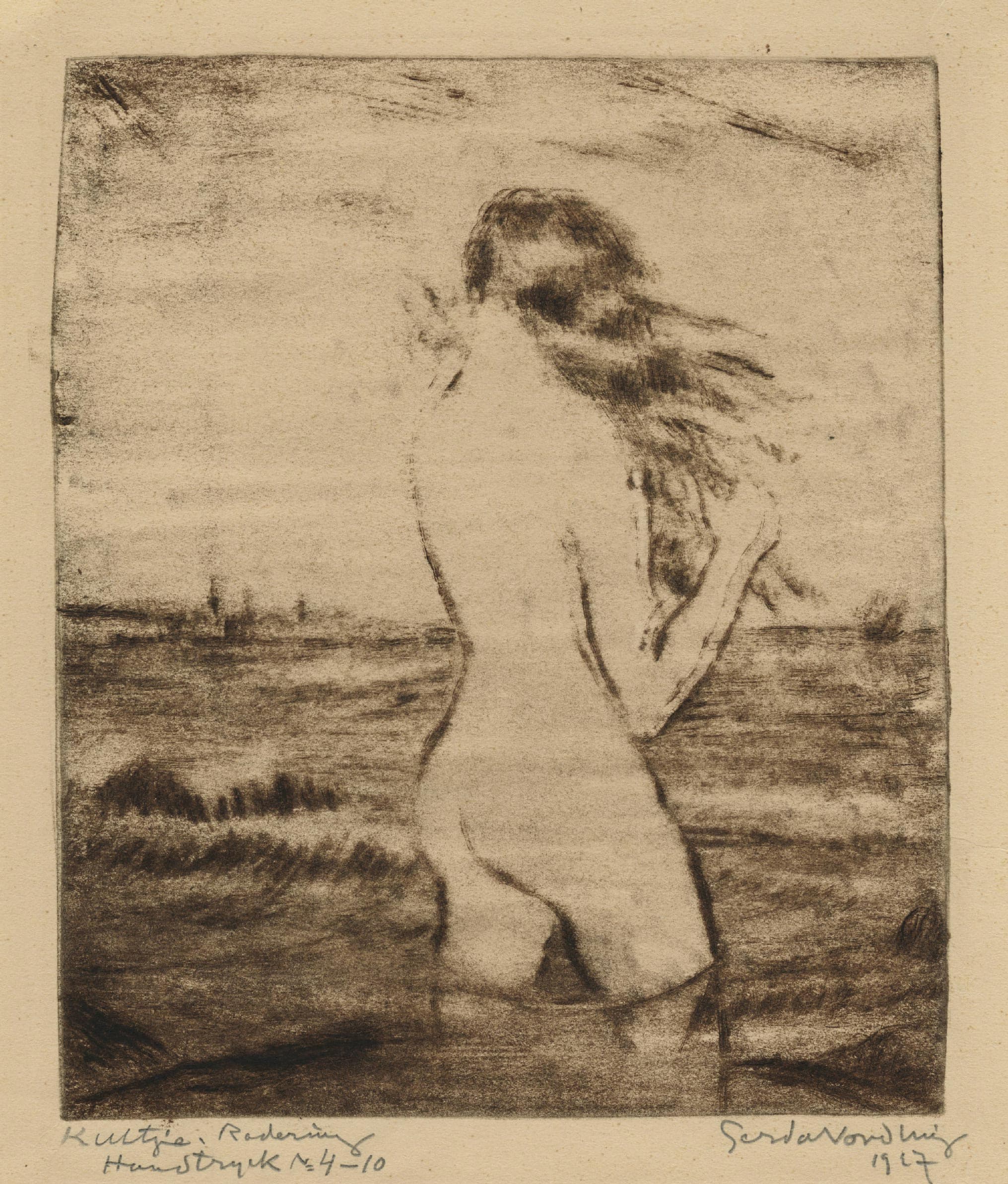 Baigneuse vue de dos, marchant dans la mer