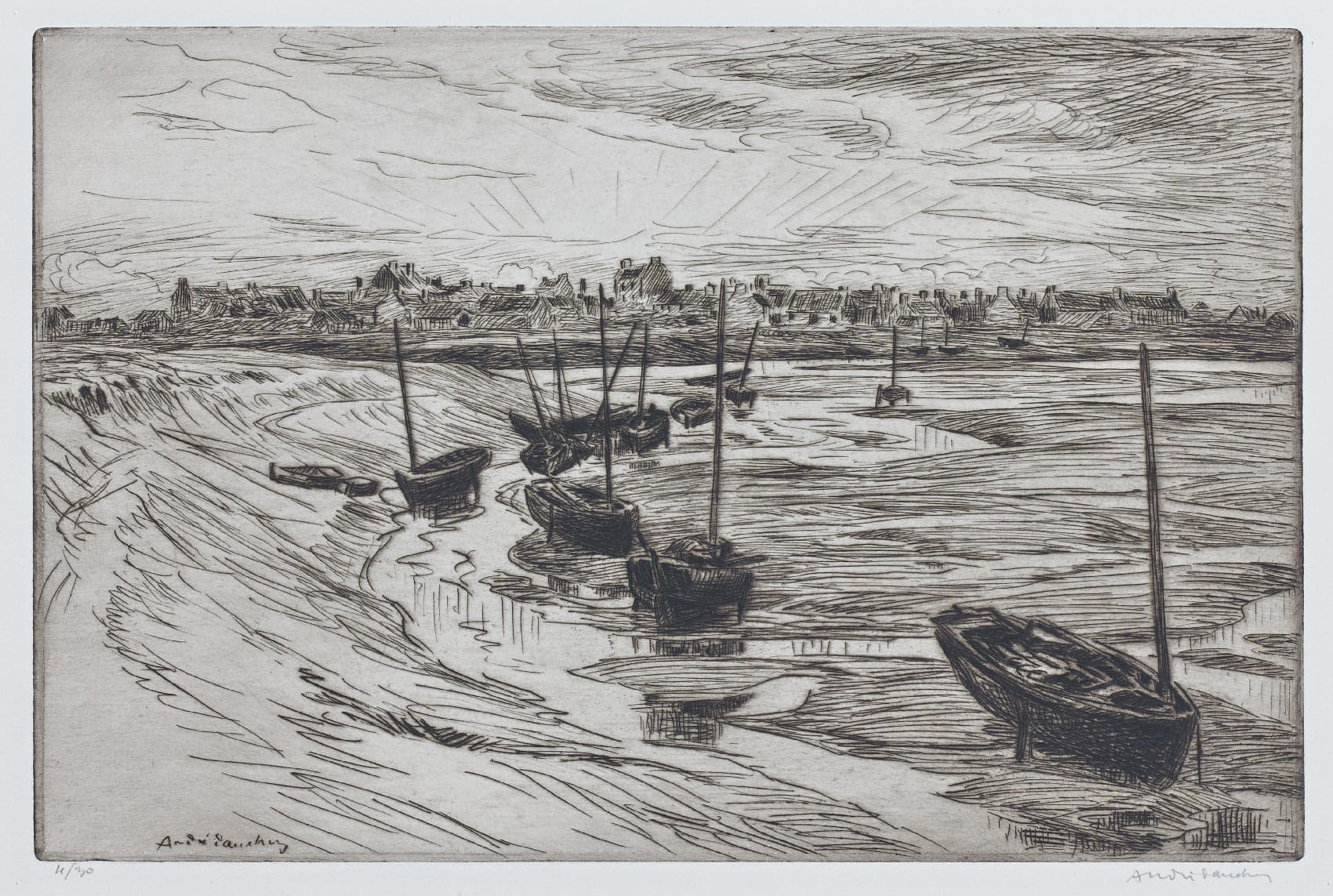 Boats stranded in front of Lesconil