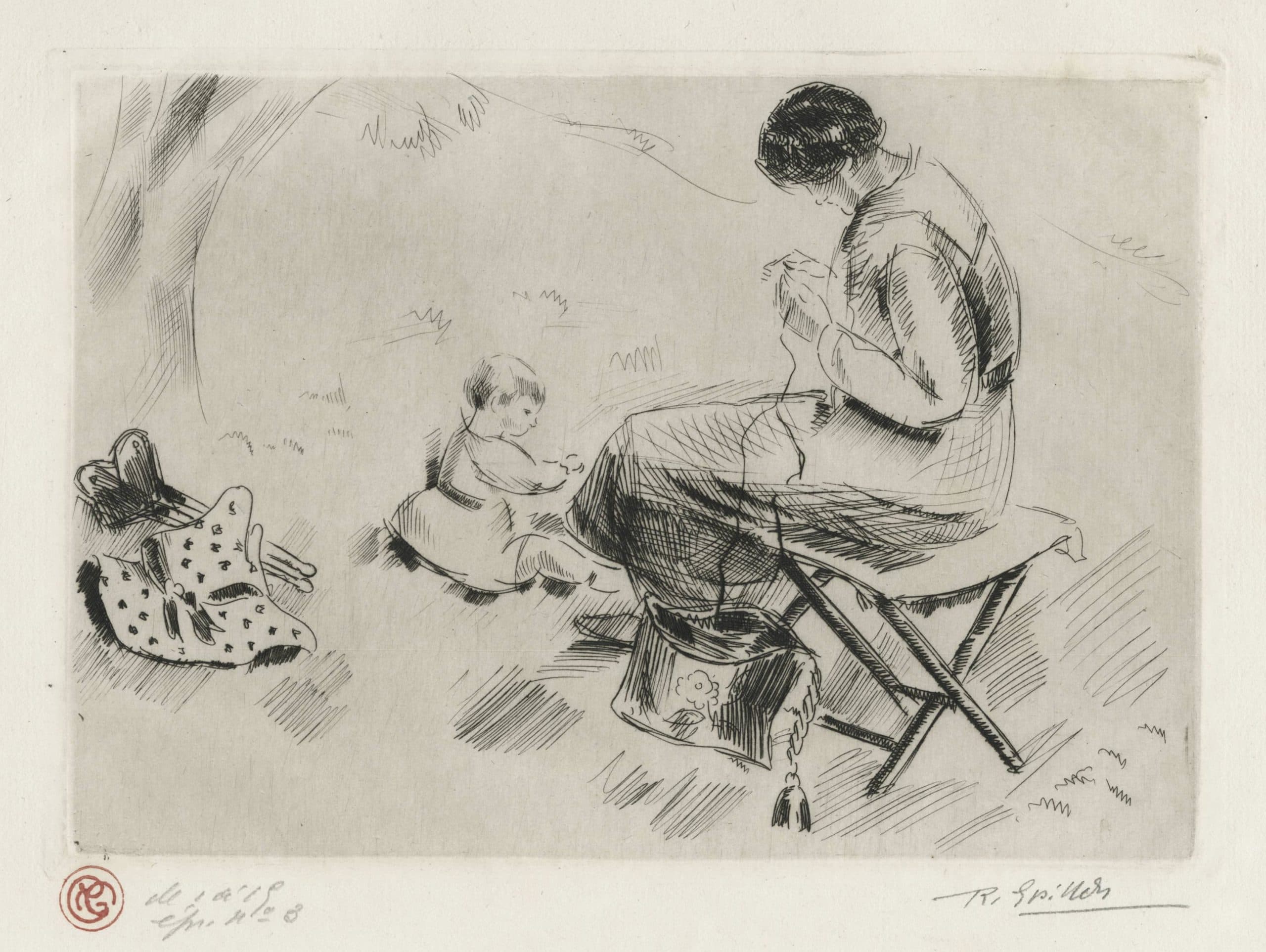 Mère tricotant devant son enfant jouant au sol