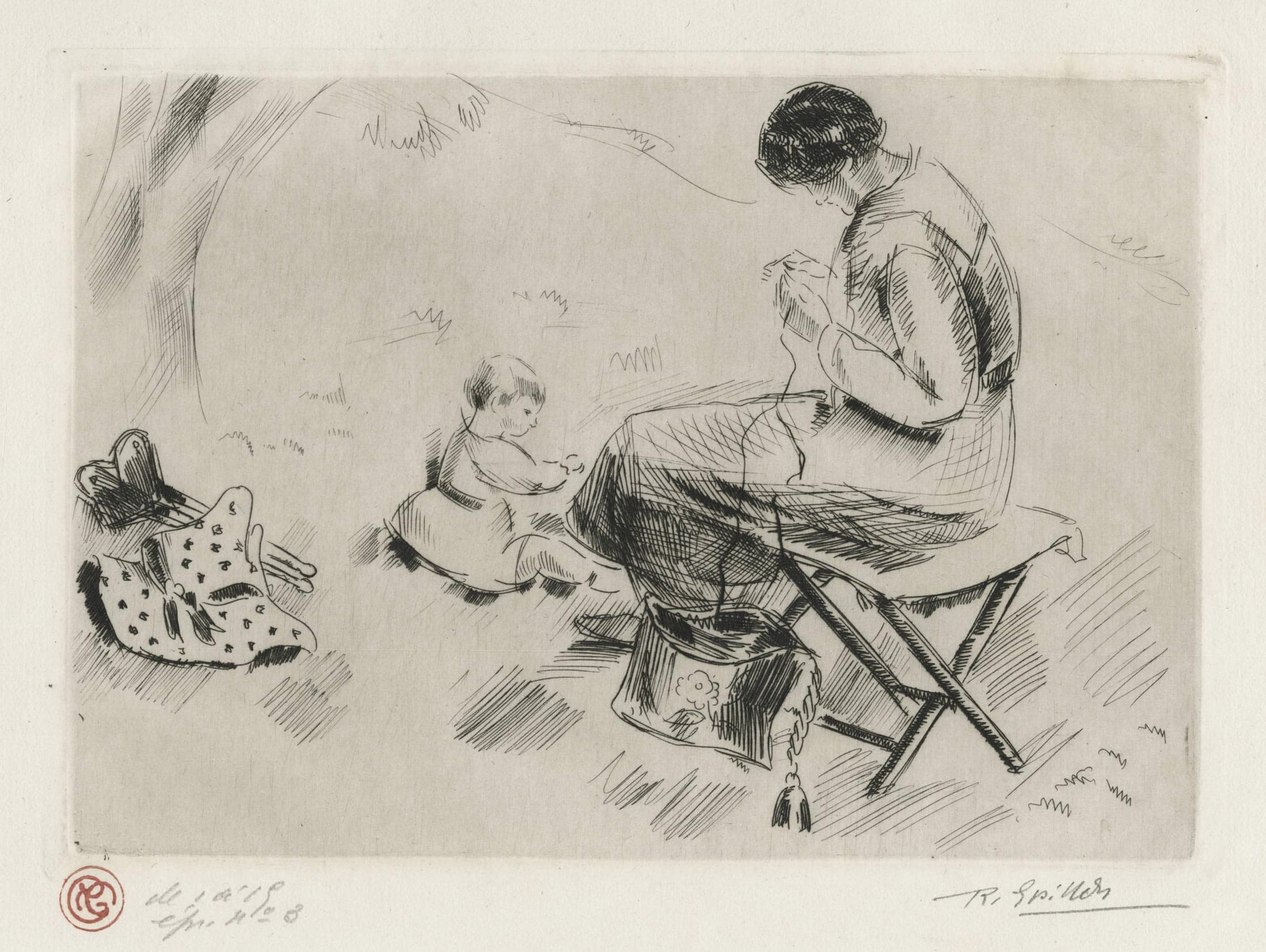 Mère tricotant devant son enfant jouant au sol