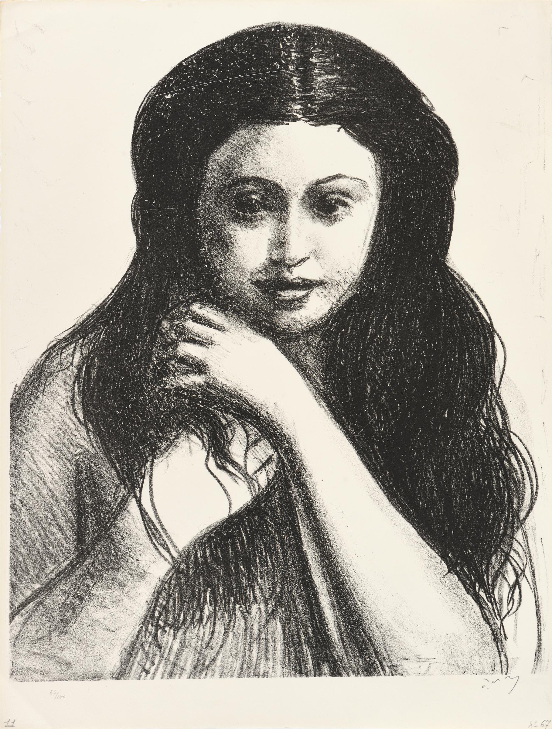 Femme de face ses cheveux noirs encadrant son visage souriant