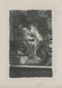 Femme debout dans sa baignoire
