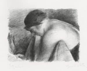 Jeune femme en bustier appuyée